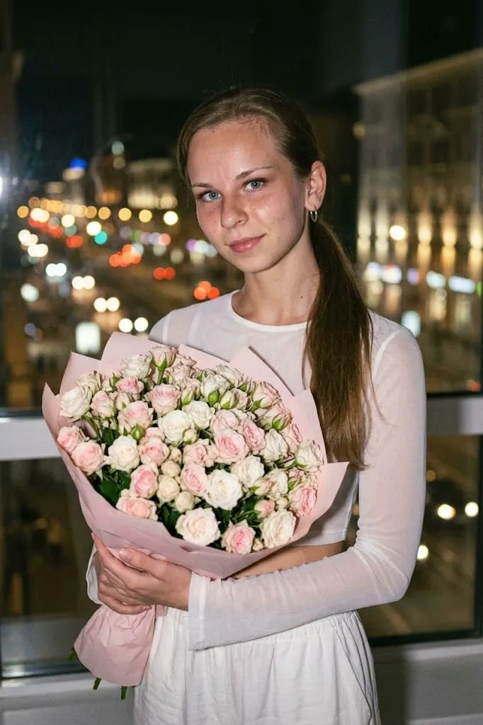 Девушка с розами у окна