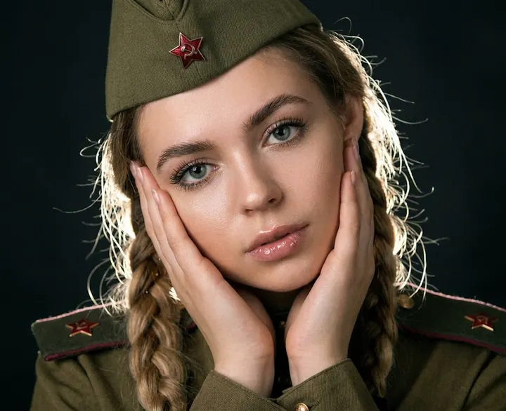 Девушка в советской форме
