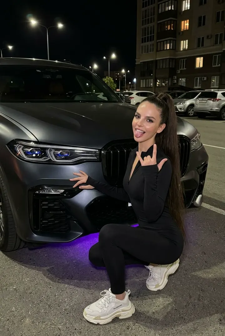 Девушка у BMW X7 ночью