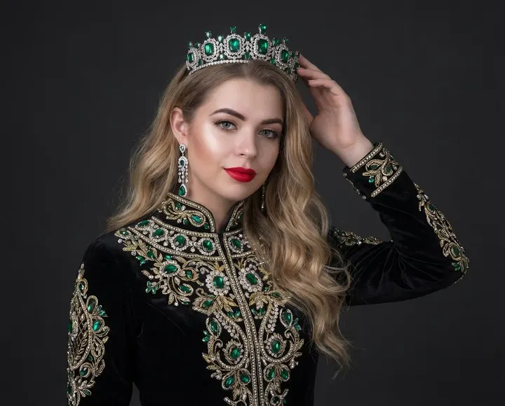 Элегантная женщина в короне