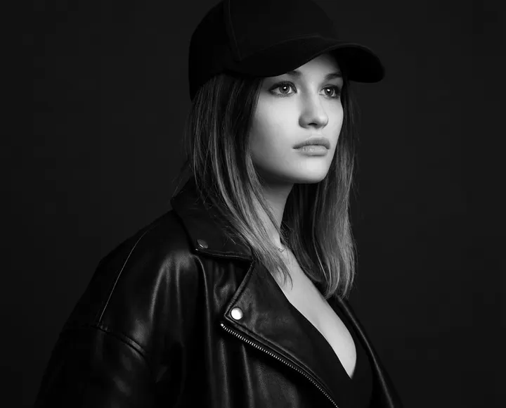 Fashion портрет в кожаной куртке