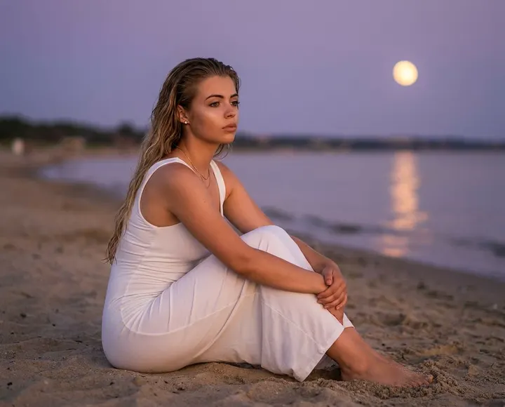 Женщина на пляже на закате