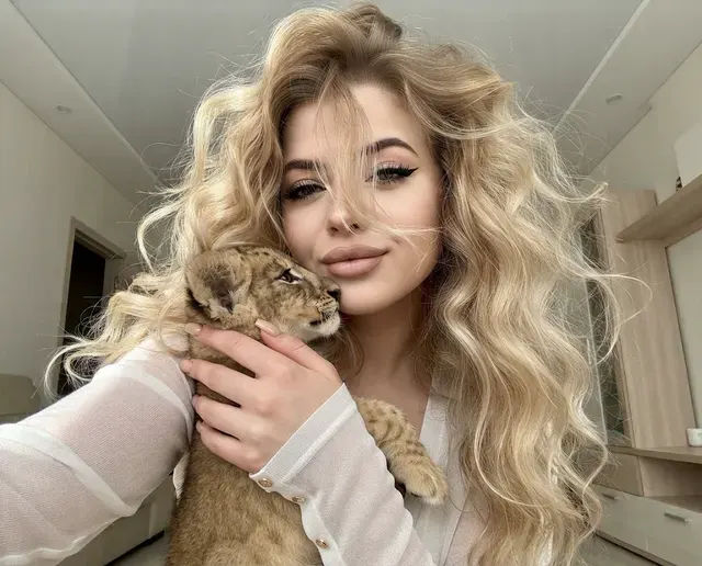 Нежное селфи с маленьким львенком