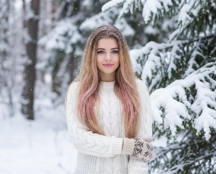 Девушка в зимнем лесу
