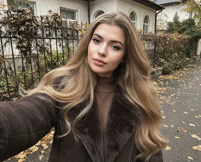 Стильное селфи в теплой дубленке