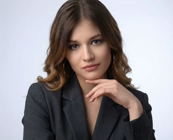 Студийный портрет в графитовом блейзере