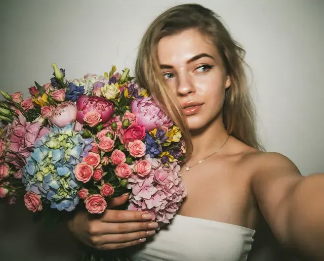 Живое селфи с пышным букетом