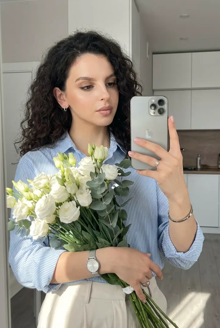 Селфи в зеркале с букетом