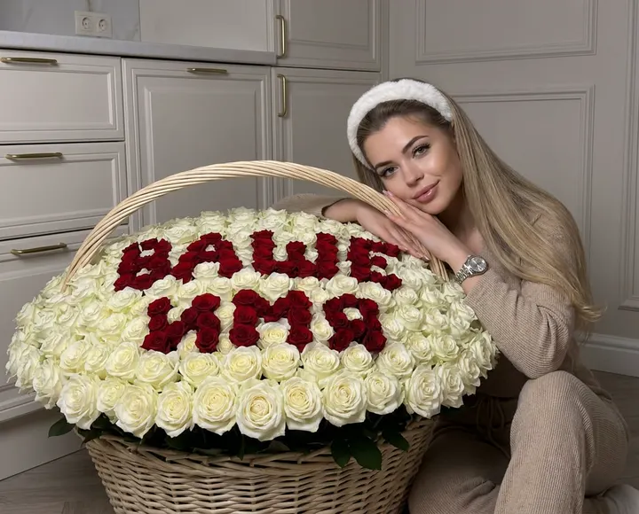 Девушка с огромной корзиной роз