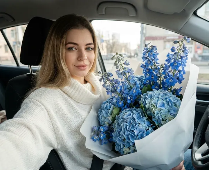 Девушка с голубыми цветами селфи