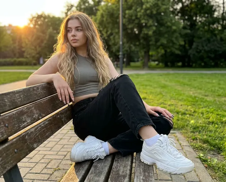 Девушка в летнем парке