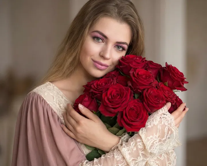 Девушка с букетом роз