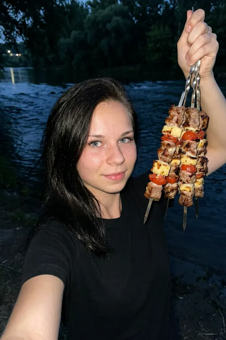 Селфи с шашлыком у реки