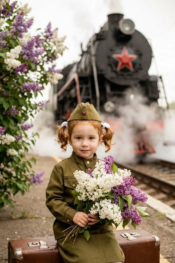 Ребенок у паровоза с сиренью