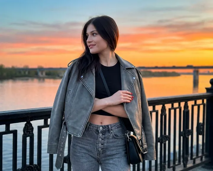 Девушка на закате у перил