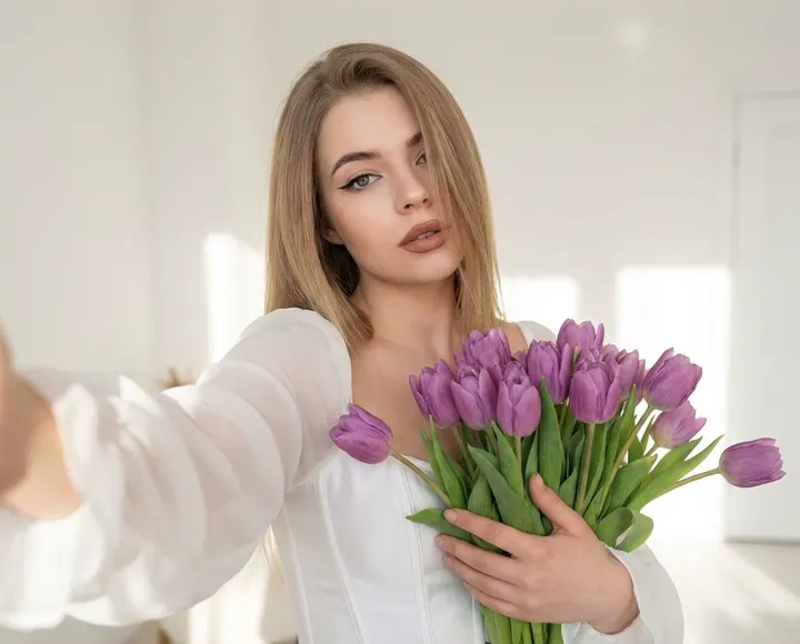 Селфи девушки с фиолетовыми тюльпанами