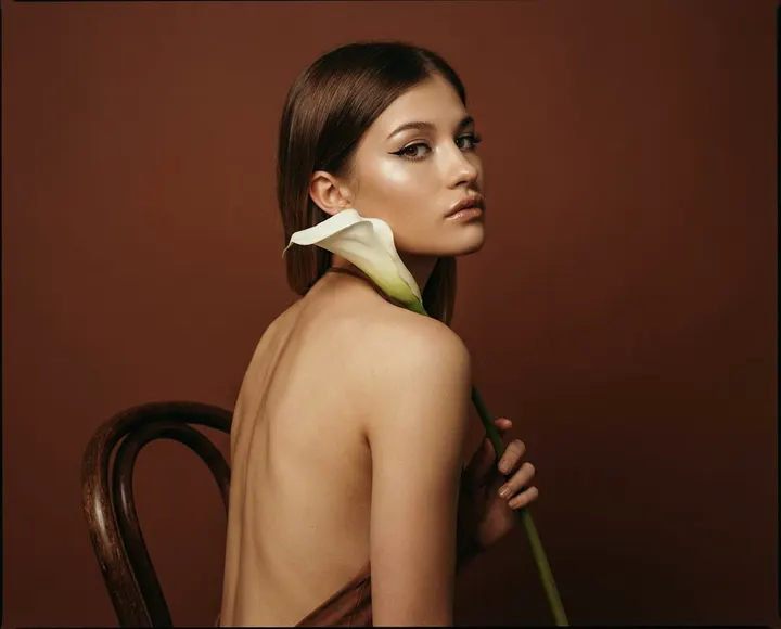 Fashion-портрет с каллой на терракотовом фоне