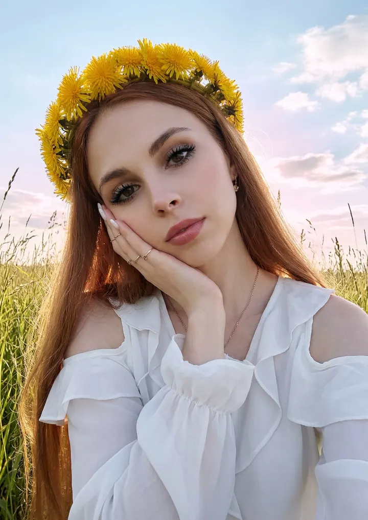 Девушка в венке из одуванчиков