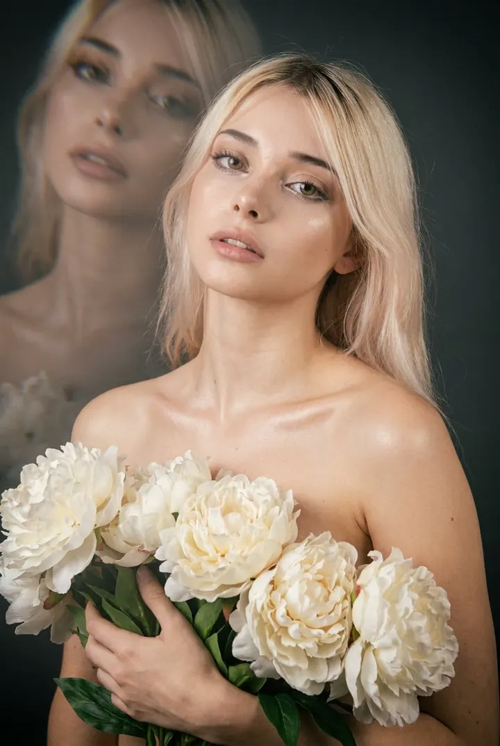 Портрет в стиле Vogue с пионами