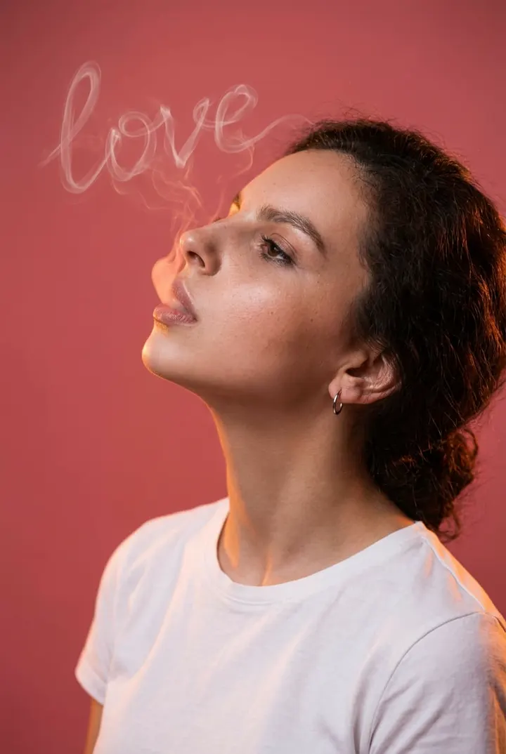 Девушка с дымом в форме надписи love