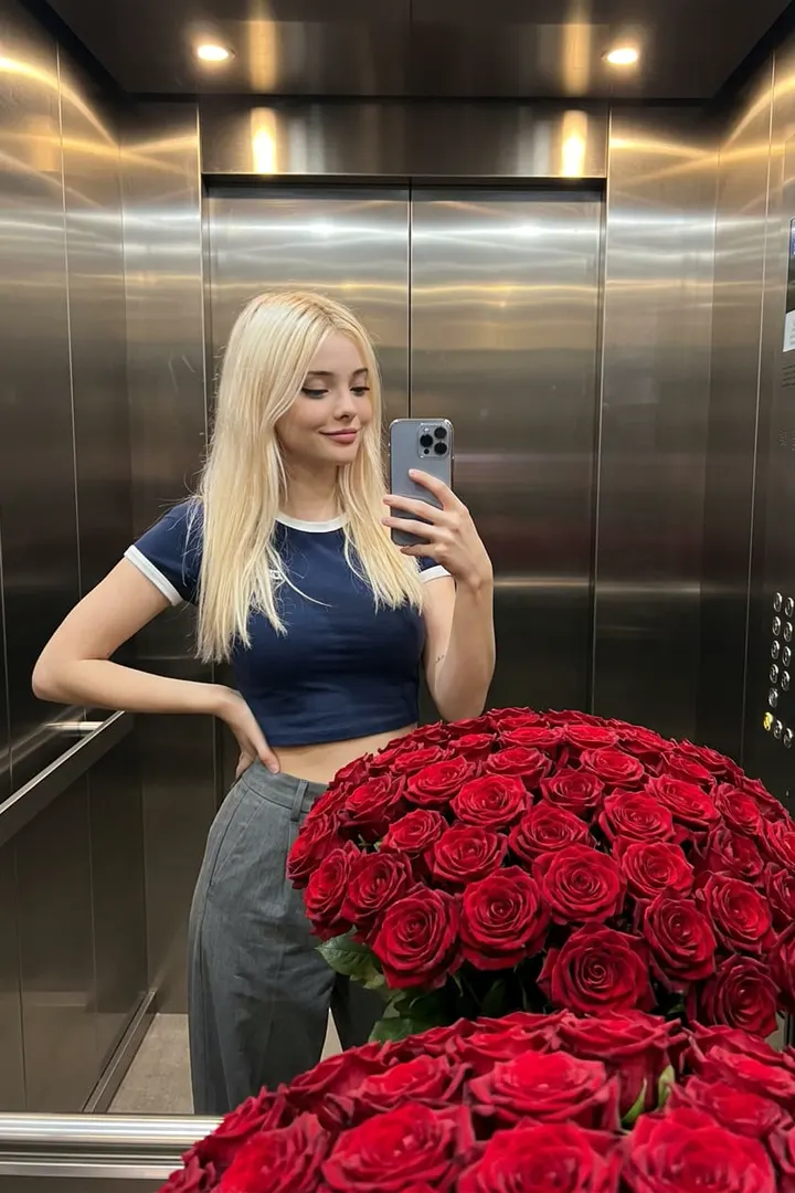 Селфи с розами в лифте