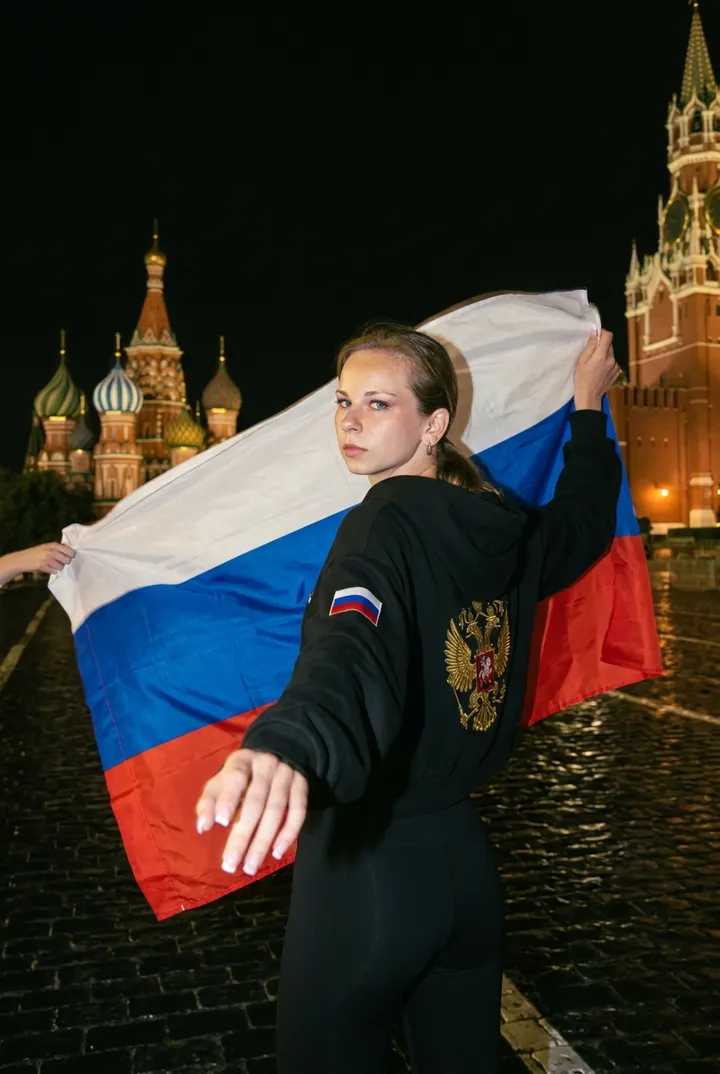 Девушка с флагом на Красной площади