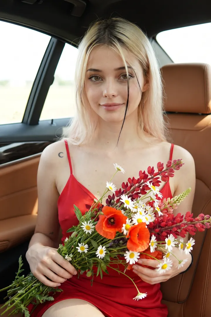 Женщина с букетом в авто