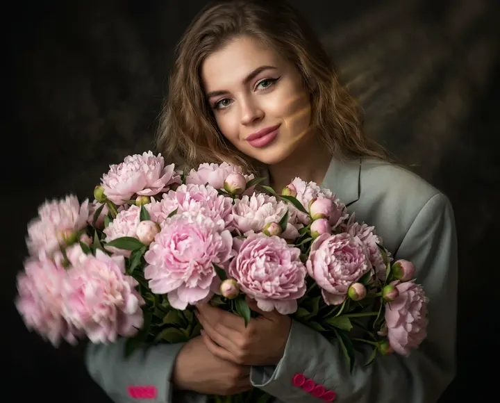 Сновидческий портрет с пионами