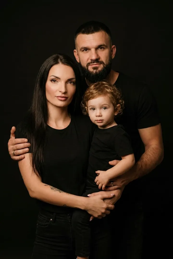 Классический семейный студийный портрет