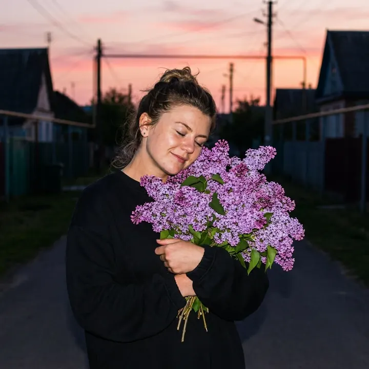 Мама с букетом сирени