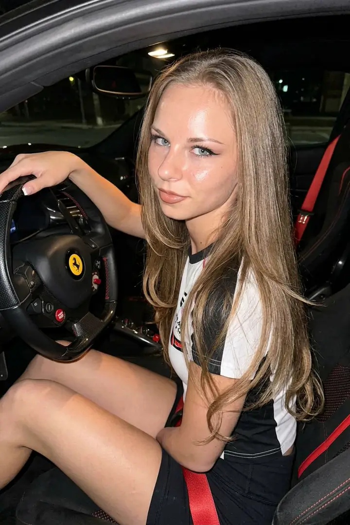 Девушка за рулем Ferrari ночью