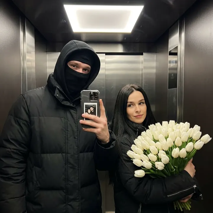 Селфи пары в лифте с тюльпанами