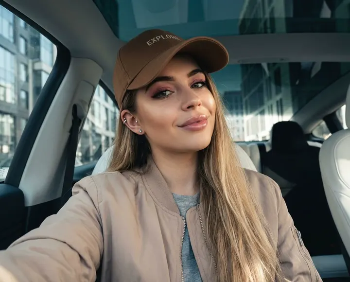 Селфи девушки в автомобиле