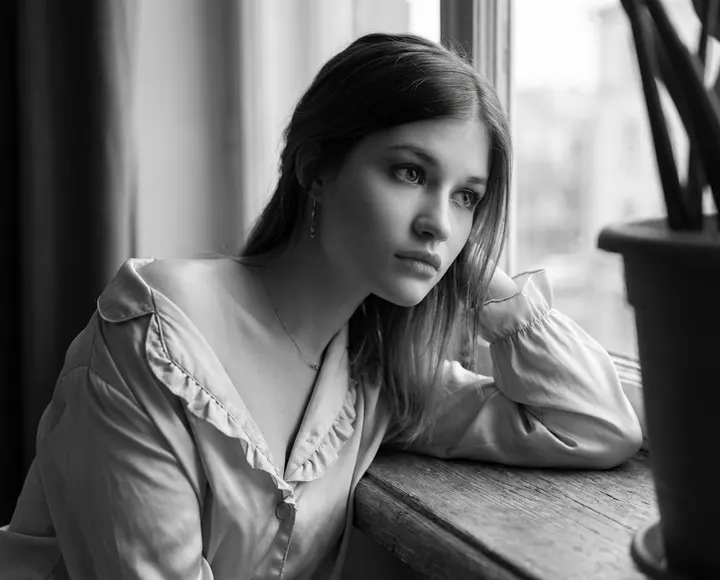 Черно-белый утренний портрет у окна