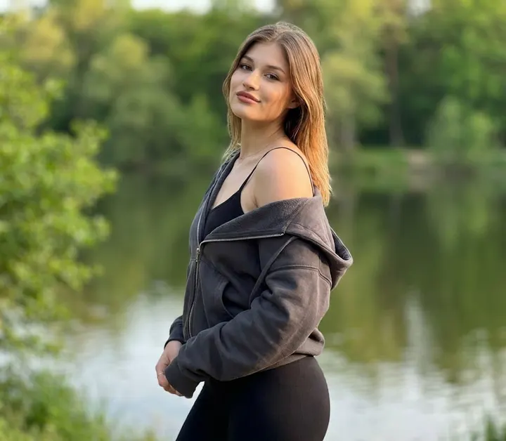 Девушка у озера в спортивном образе