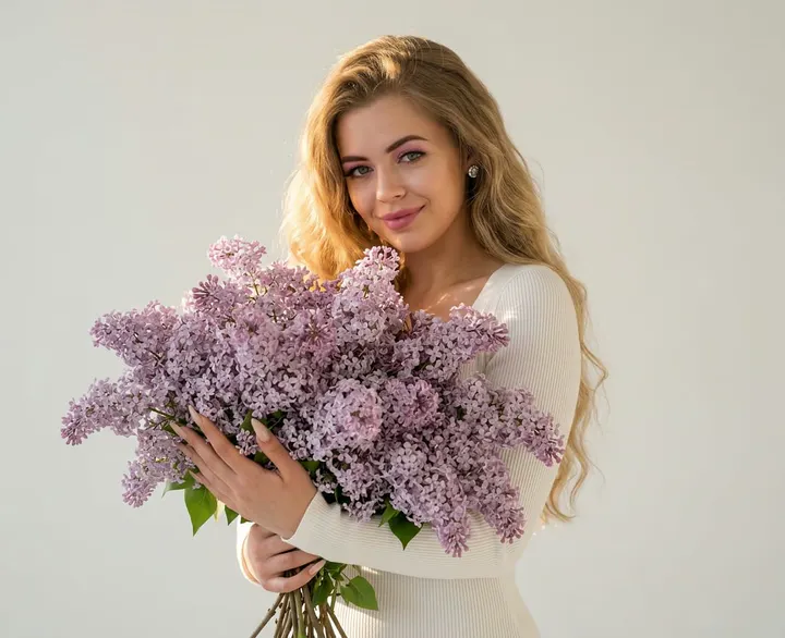 Девушка с букетом сирени
