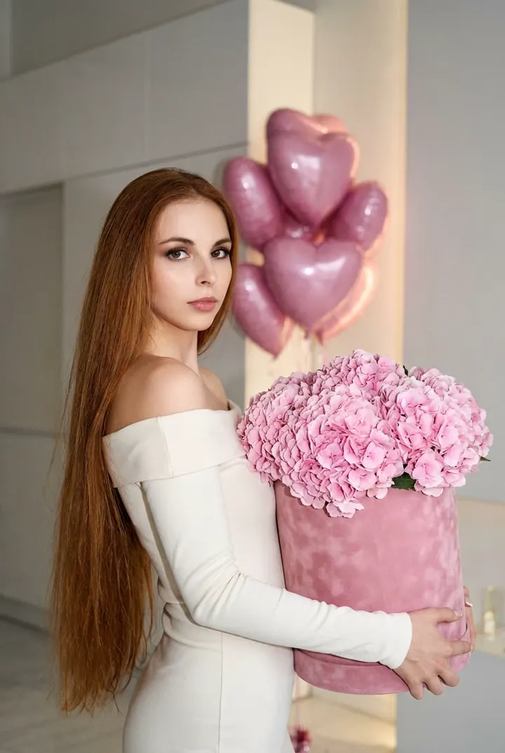 Портрет женщины с розовыми гортензиями