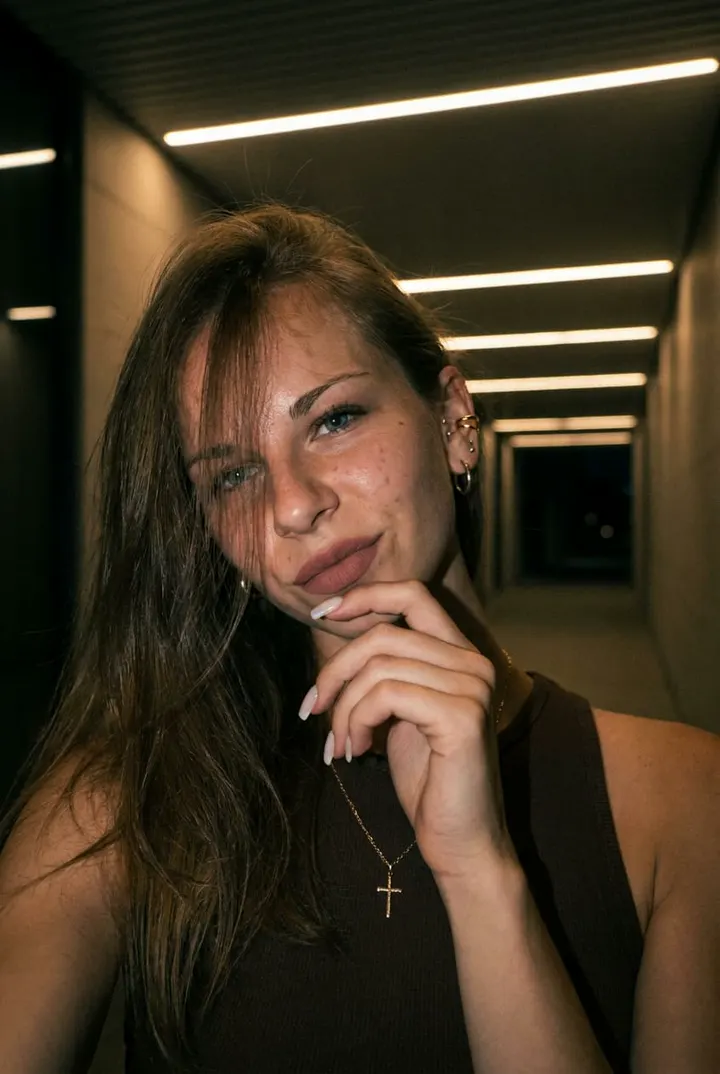 Селфи в темном интерьере