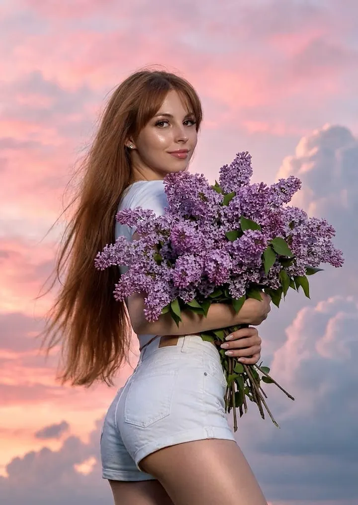 Девушка с сиренью на закате