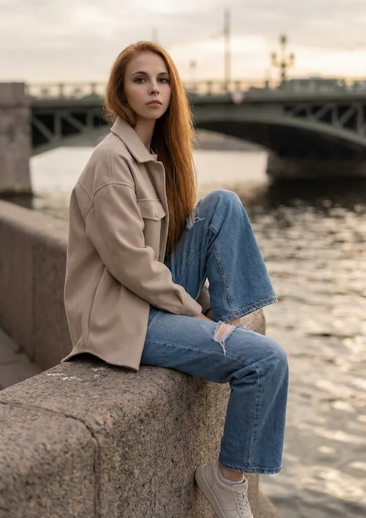 Девушка на каменном парапете