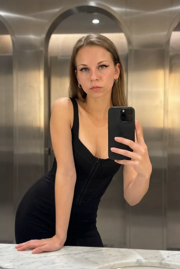 Селфи в зеркале в черном корсете