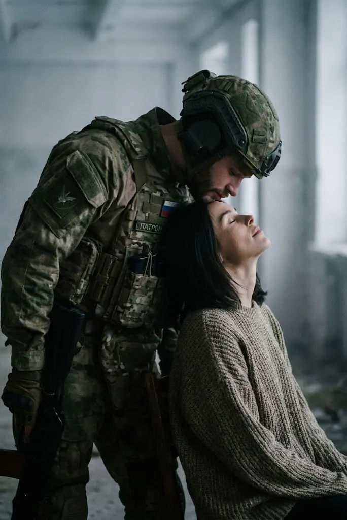 Военный и женщина в тумане