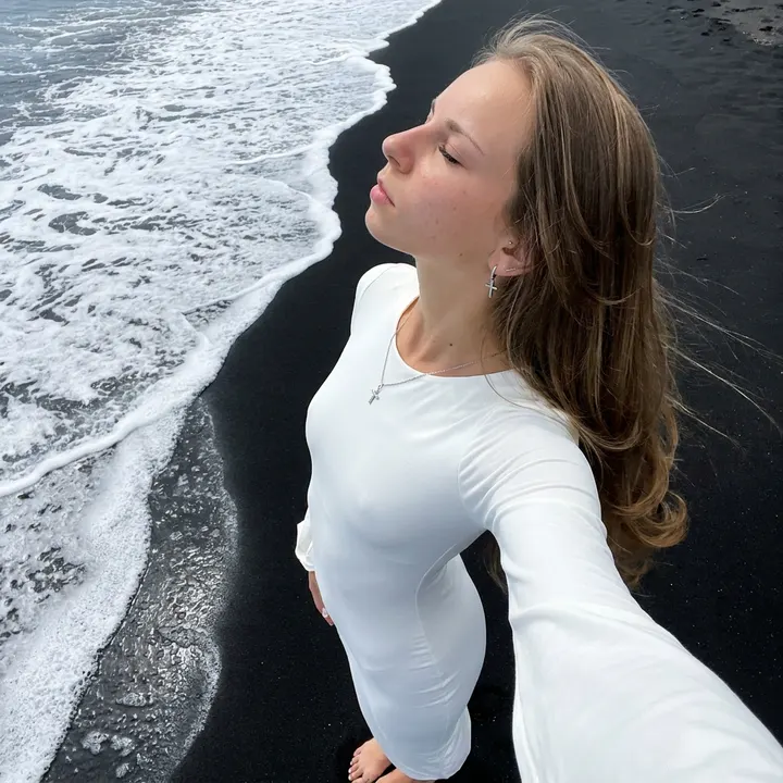Селфи на черном пляже