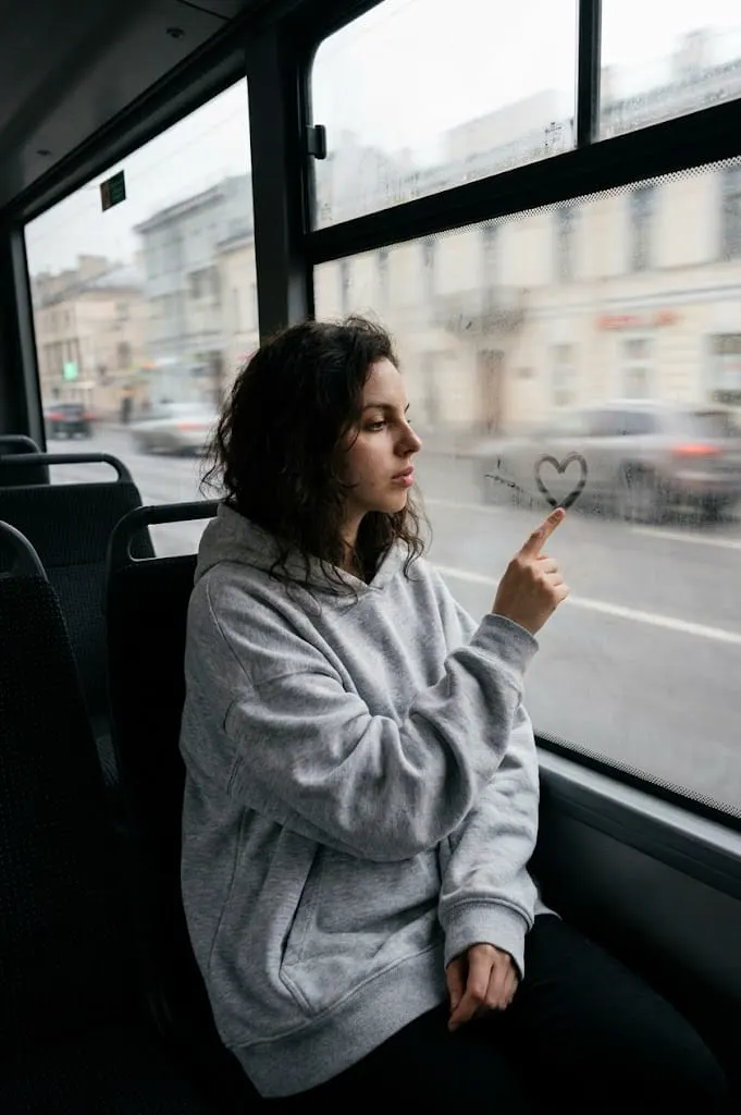 Девушка рисует сердце в автобусе