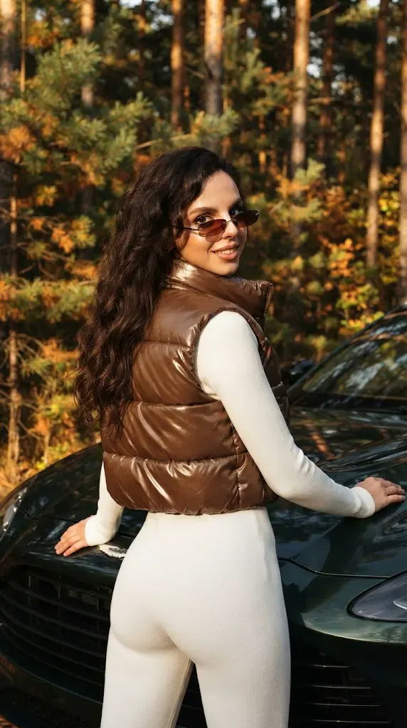 Стильный осенний кадр у машины