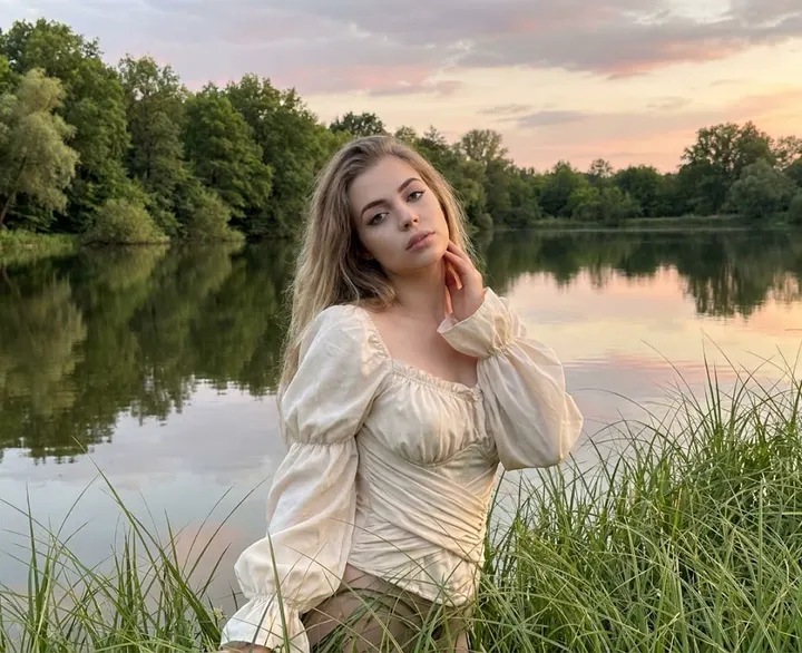Девушка у водоема на закате
