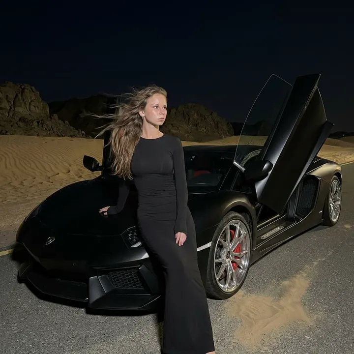 Женщина у Lamborghini в пустыне