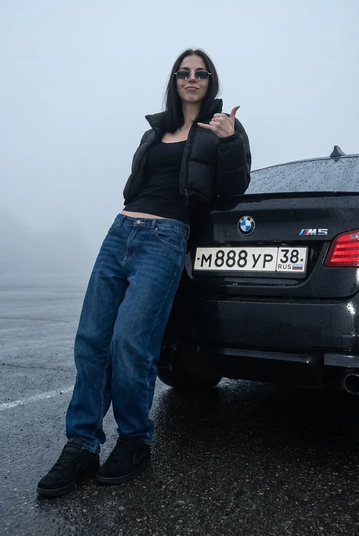 Девушка у черной BMW M5