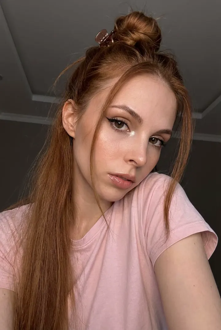 Селфи в розовой футболке