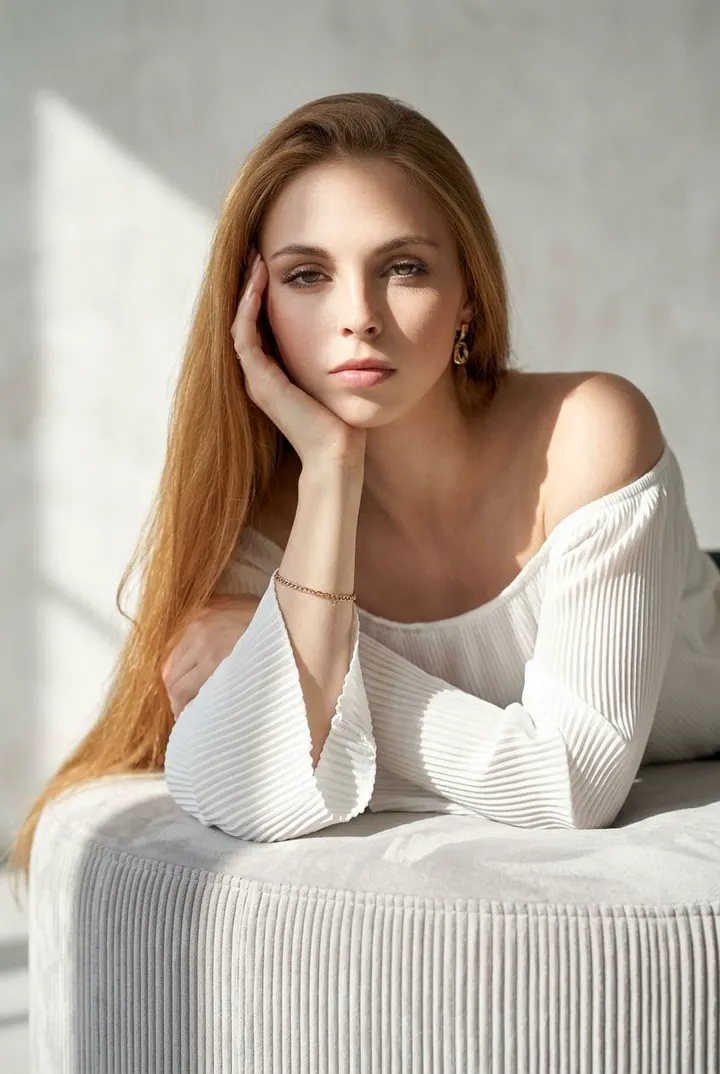 Девушка в стиле Quiet Luxury